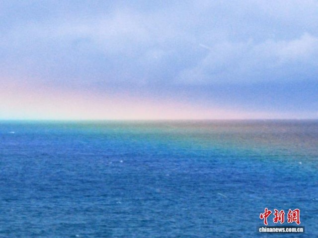 新疆賽里木湖現罕見“水平彩虹”奇觀