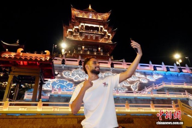 浙江義烏：雞鳴閣夜色如畫吸引中外游客打卡