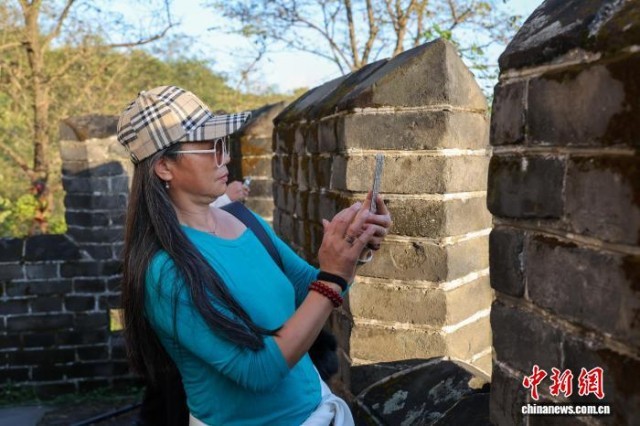 丹東虎山長城吸引游客