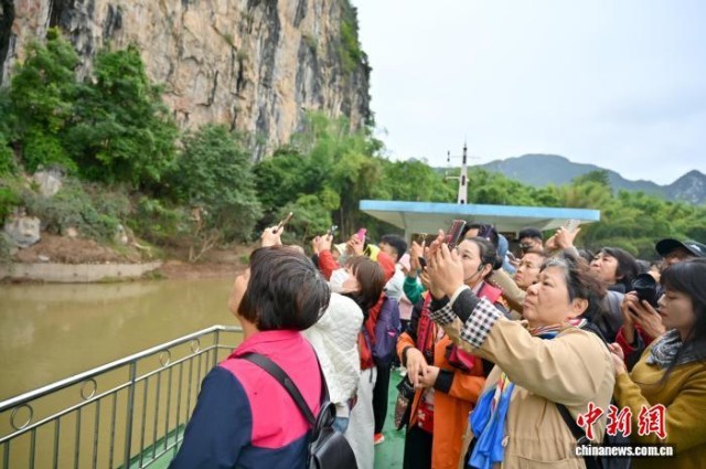 廣西寧明：游人乘船爭睹花山巖畫